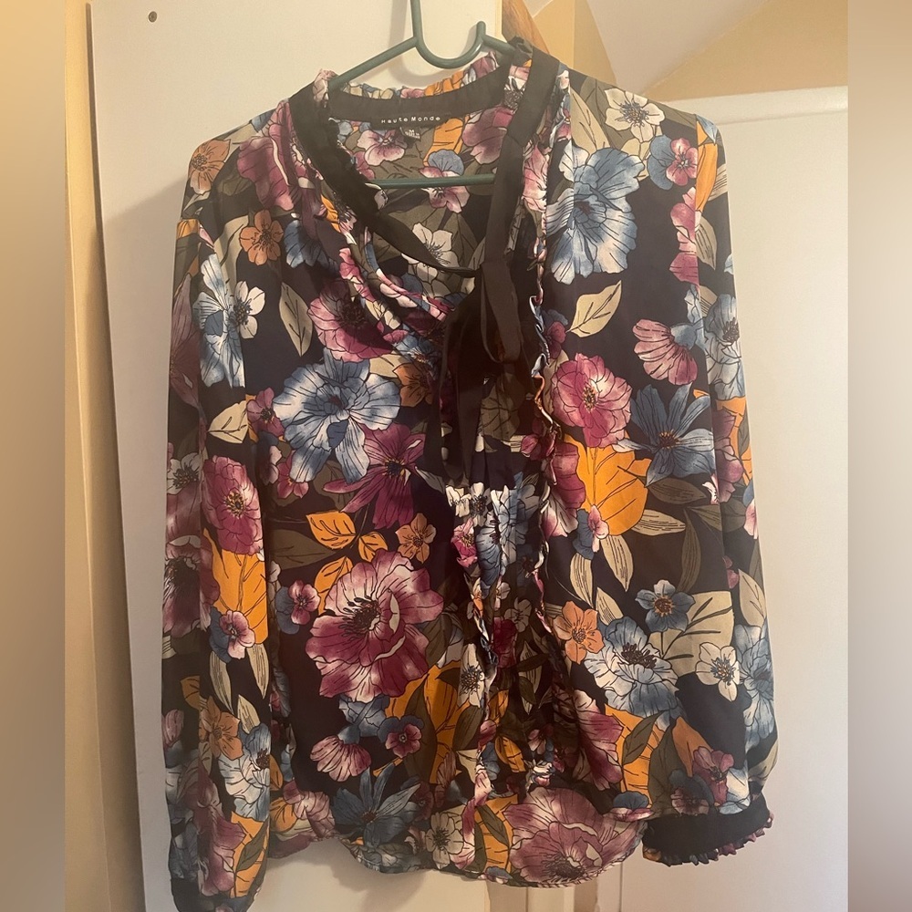 Multicoloured floral blouse with black accents #floral